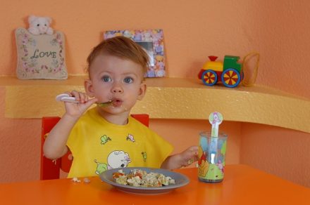 Малыш за едой - фото