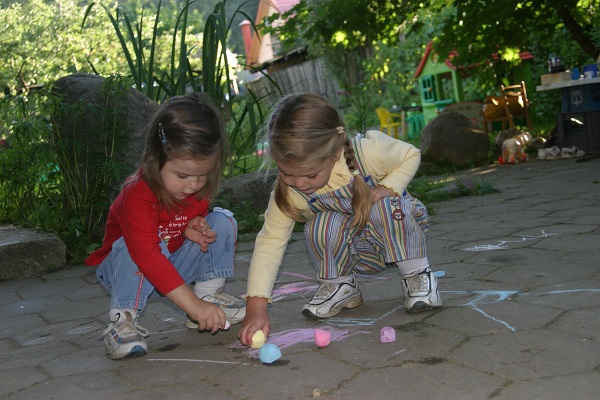 Дети рисуют мелками на асфальте - фото