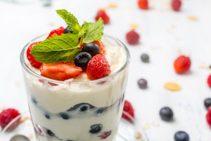 Десерт с летними ягодами - фото