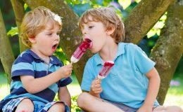 Дети едят мороженое - фото