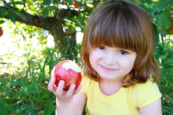 Девочка с яблоком - фото