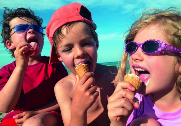 Дети едят мороженое - фото