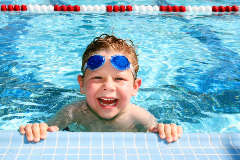 Ребенок в бассейне - фото