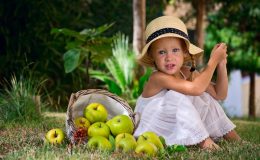 Девочка с корзиной яблок - фото