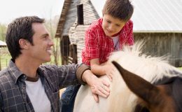 Ребенок на лошади - фото