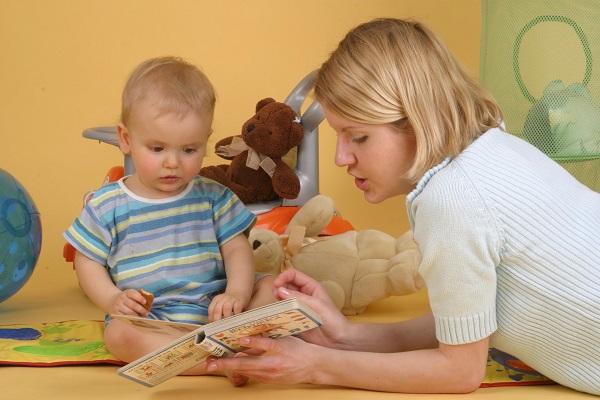 Мама читает книжку малышу - фото