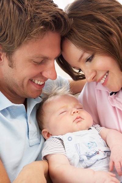 Новорожденный на руках у родителей - фото