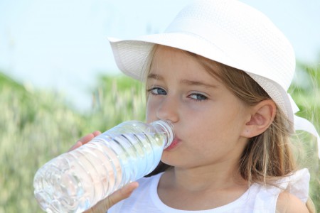 Девочка пьет воду - фото