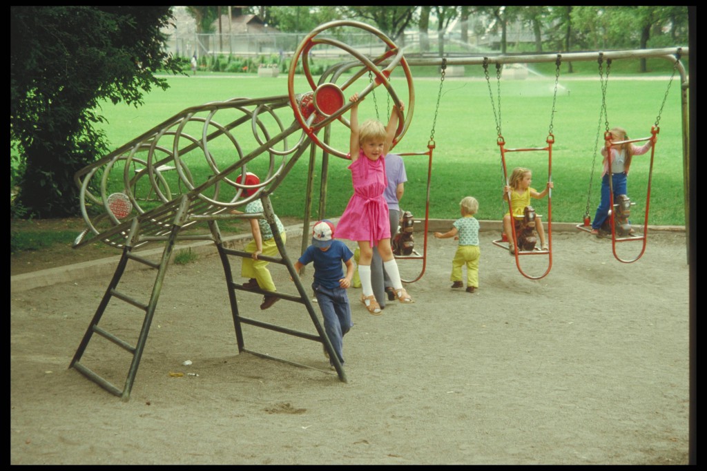 Дети на детской площадке - фото