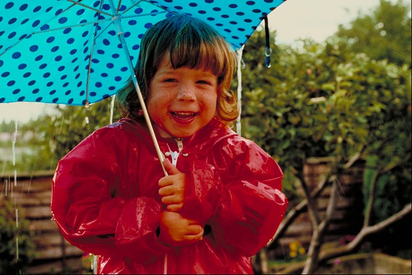 Ребенок под зонтом - фото