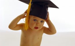 Малыш в академической шапочке - фото