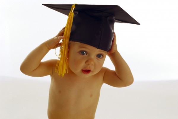 Малыш в академической шапочке - фото