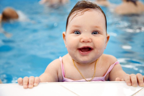 Ребенок в бассейне - фото