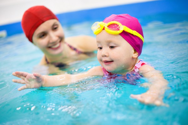 бассейн, сколиоз, нарушение осанки, польза плавания, как выбрать, ребенок, раннее плавание