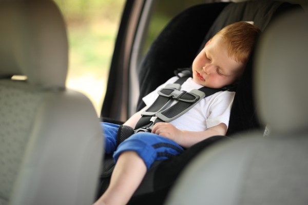 Ребенок спит в автомобиле -фото