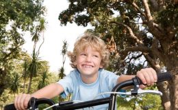 Мальчик на велосипеде - фото