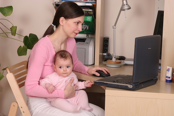 Мама с малышом за компьютером - фото
