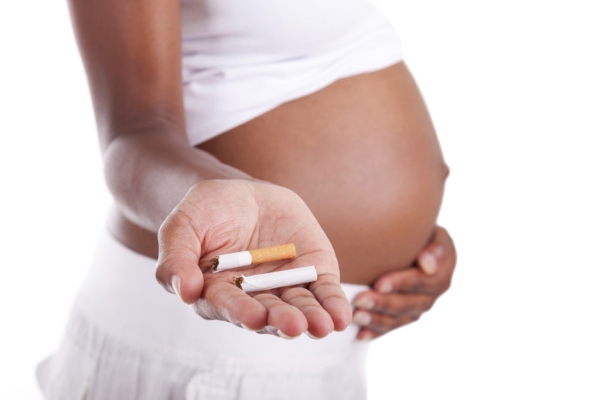 беременная держит сигарету - фото