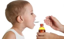 Ребенок пьет сиром от кашлля - фото