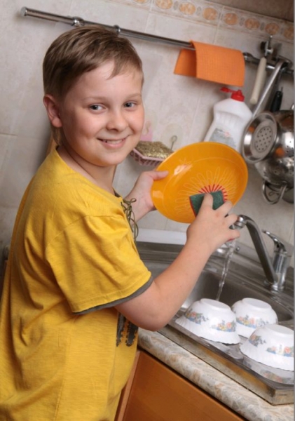 мальчик моет посуду - фото