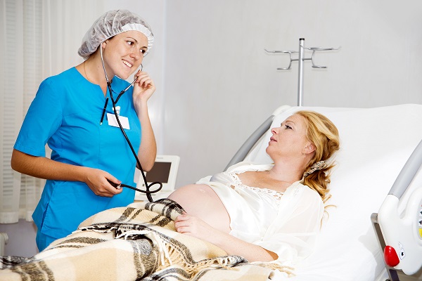 Беременная и врач - фото
