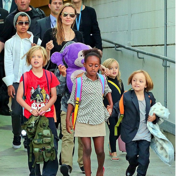 Анджелина Джоли с детьми - фото