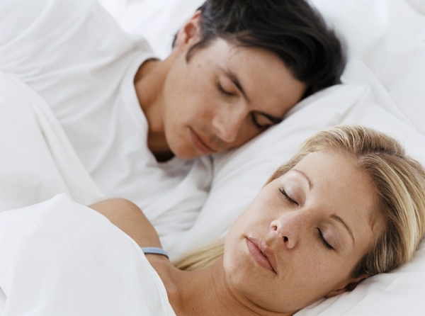 Женщина и мужчина спят - фото