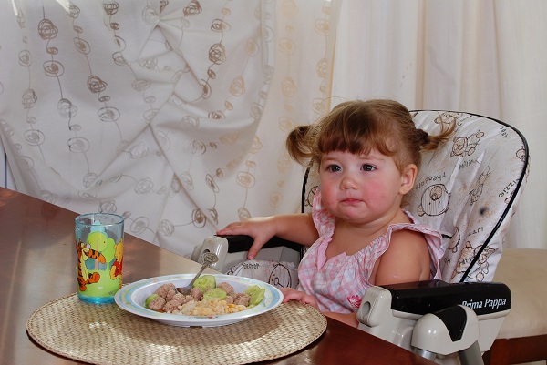 Маленькая девочка за обедом - фото