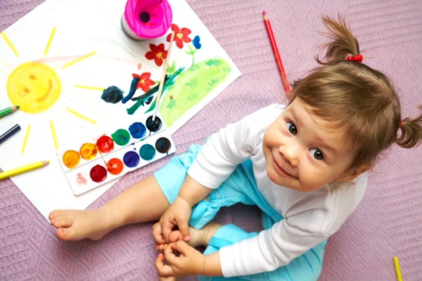 ребенок рисует - фото