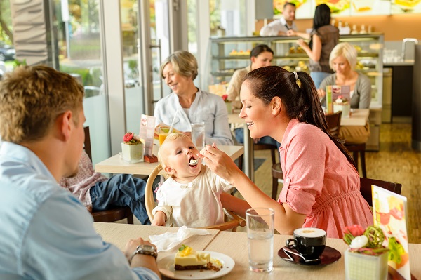 Семья в кафе, В кафе с ребенком