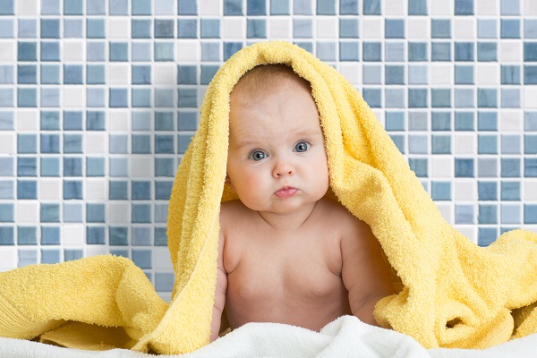 Ребенок в полотенце - фото