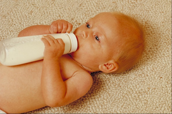 Младенец с бутылочкой - фото