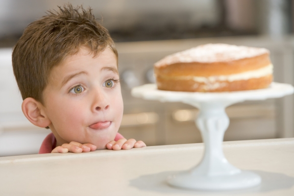 Мальчик ест торт - фото