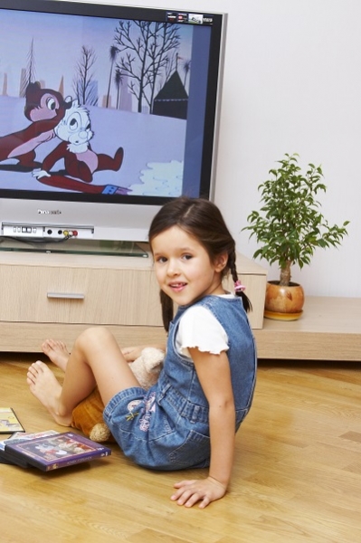 Девочка смотрит телевизр - фото