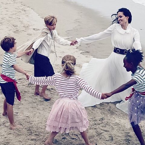 Анджелина Джоли и дети на пляже - фото