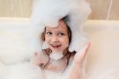 Чем и как мыть голову ребенку: 7 простых советов