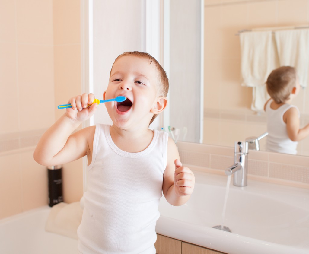 Мальчик чистит зубы - фото