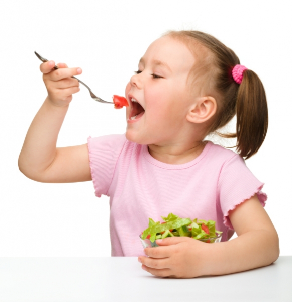 ребенок ест салат