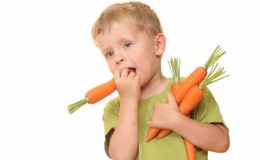 мальчик ест морковку - фото