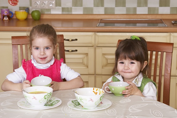 Дети пьют чай - фото