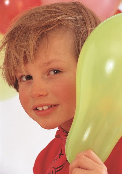 Ребенок с воздушным шариком - фото