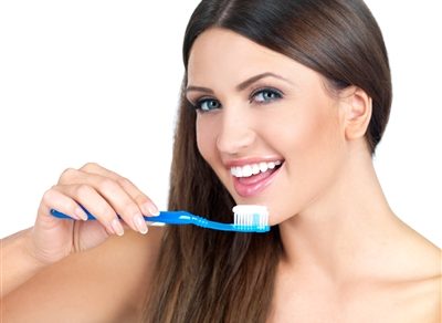 чистит зубы