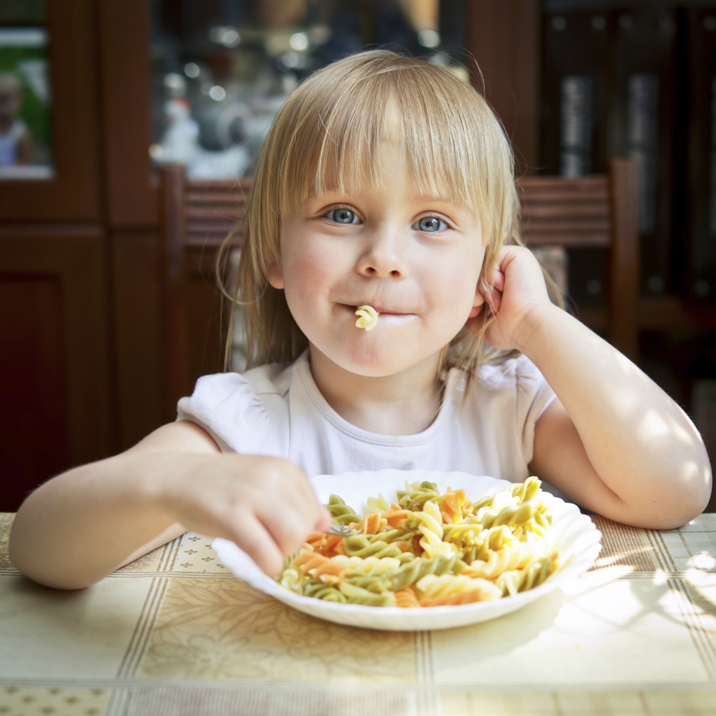 ребенок ест макароны - фото