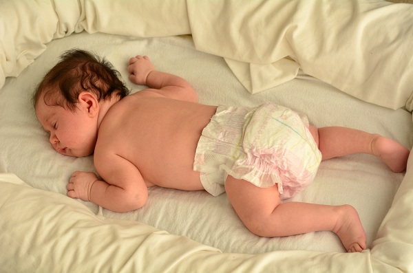 Младенец в кроватке - фото