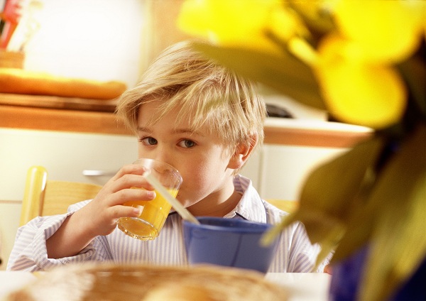 Ребенок пьет сок - фото