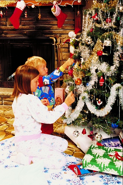 Дети наряжают новогоднюю елку - фото