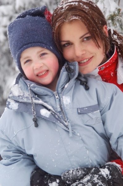 Мама с ребенком в зимнем лесу - фото