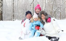 Семья на зимней прогулке - фото
