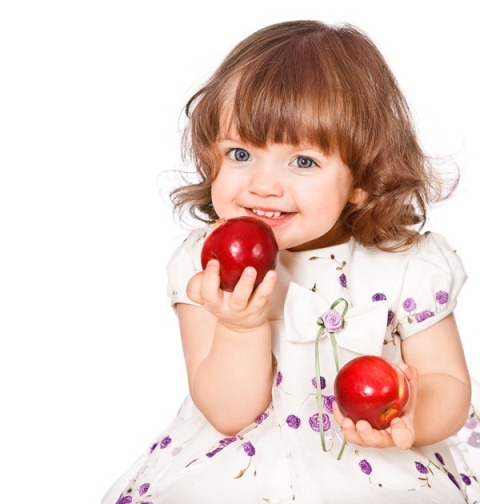 девочка ест яблоки - фото
