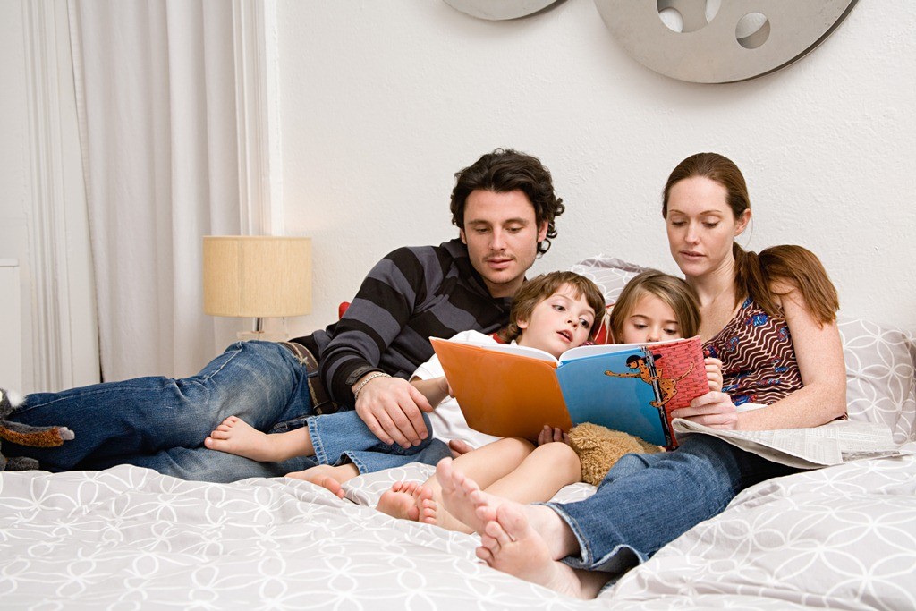 семья читает - фото
